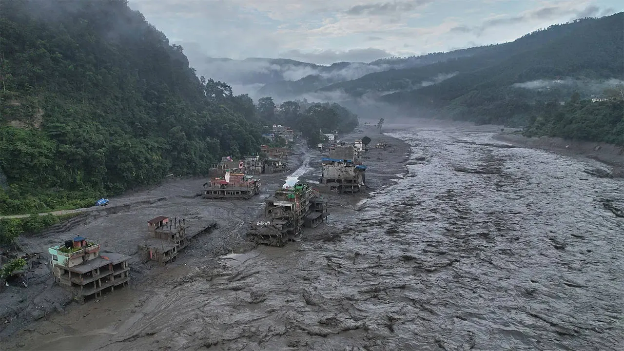Nepal'de Sel Felaketi: 900'den Fazla Can Kaybı, Tünellerde Mahsur Kalanlar İçin Zamana Karşı Yarış