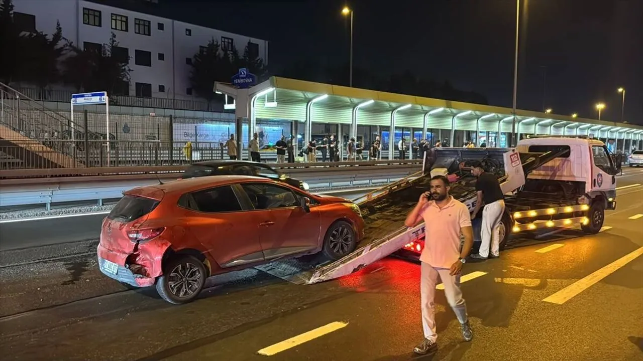 Bakırköy'de Zincirleme Kaza: 3 Yaralı, Trafik Felç Oldu!