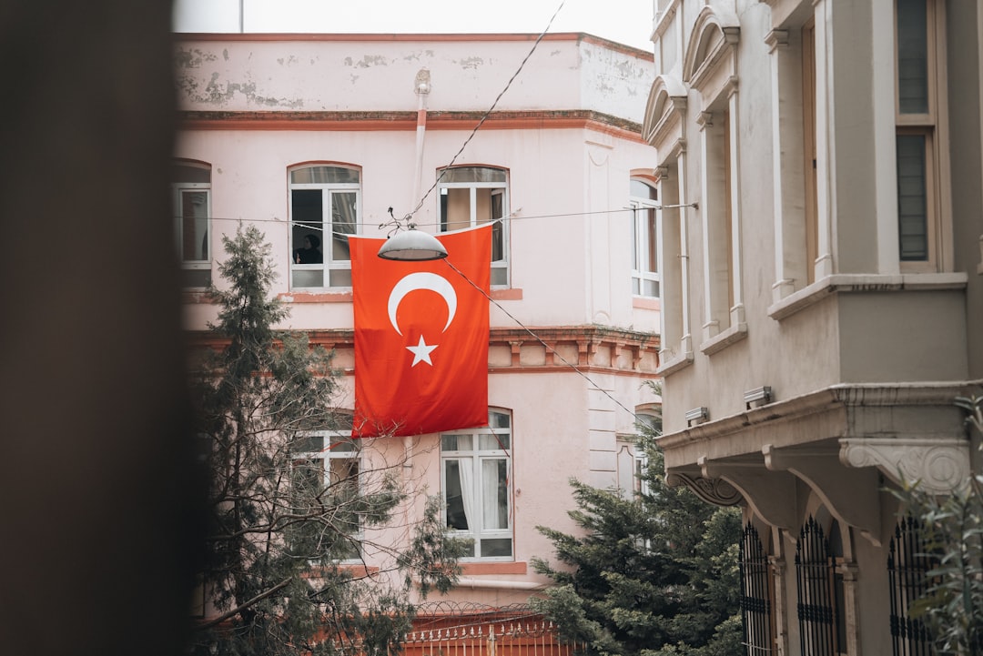 Siverek'te okul binası önünde öğrenciler