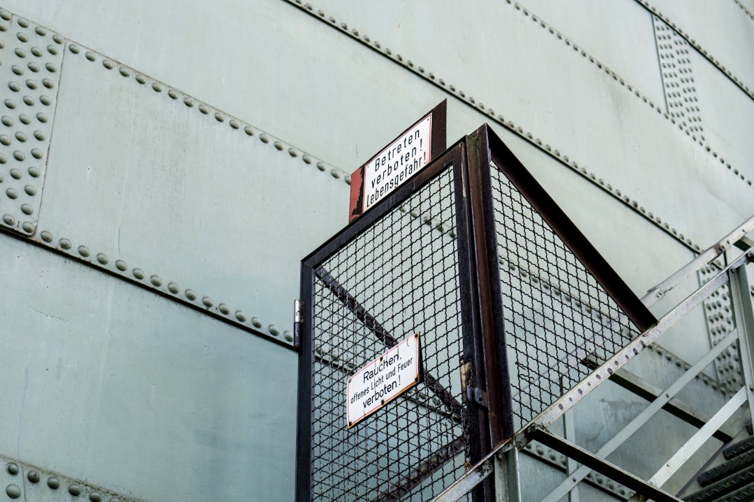 Bursa’da Mobilya Fabrikasında Feci Düşüş: 17 Yaşındaki Genç Ağır Yaralandı!