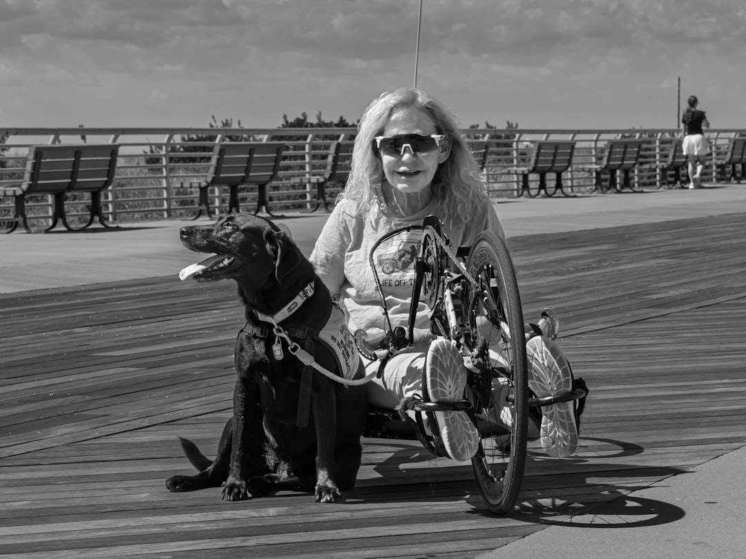 Engelli bir genç yeni tekerlekli sandalyesiyle