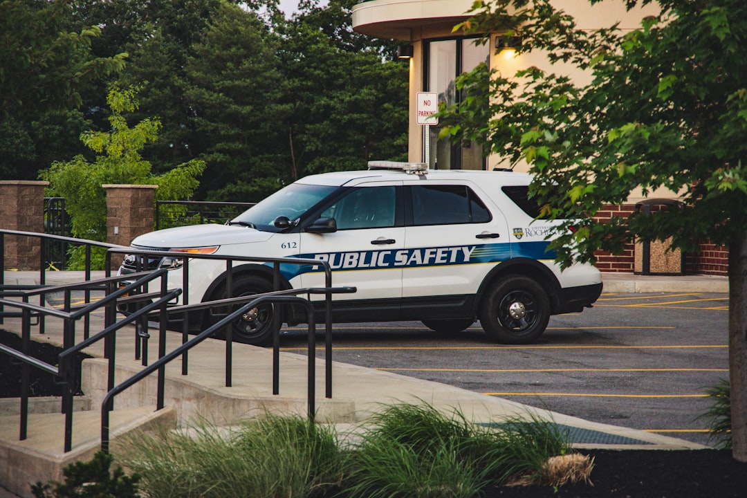 Şanlıurfa Siverek'te okul önünde polis aracı