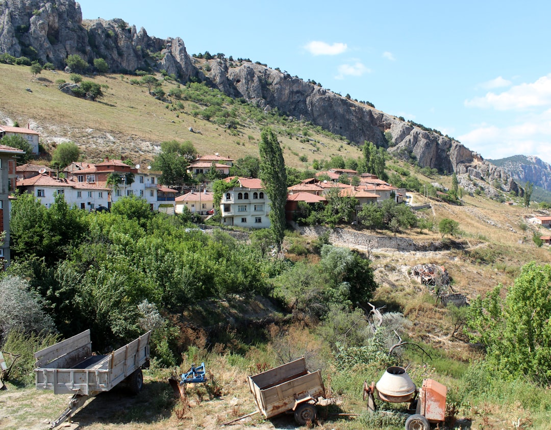 Taşlıca Köyü ve tarihi türbeler