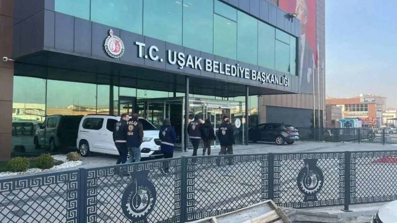 Uşak Belediyesi önünde koruma ve polis ekipleri
