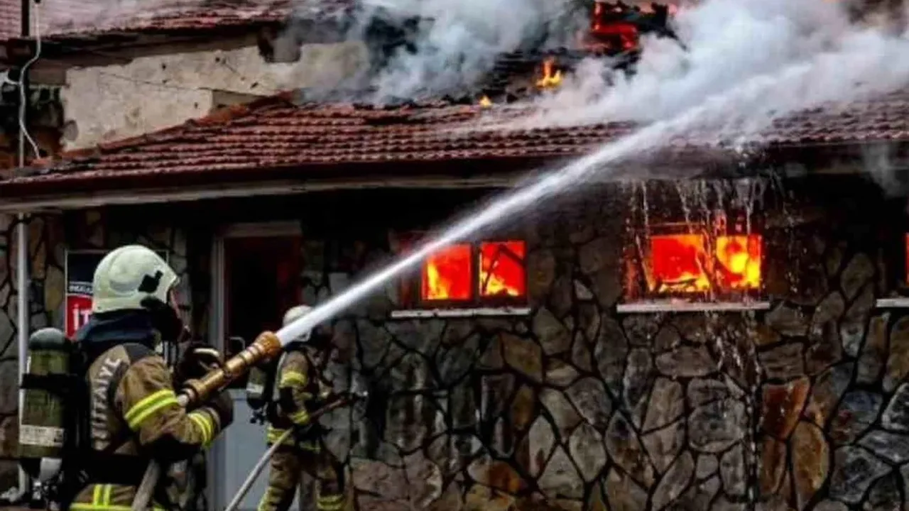 Kütahya'da Tarihi Aslanlı Hamamı Alevlere Teslim Oldu!