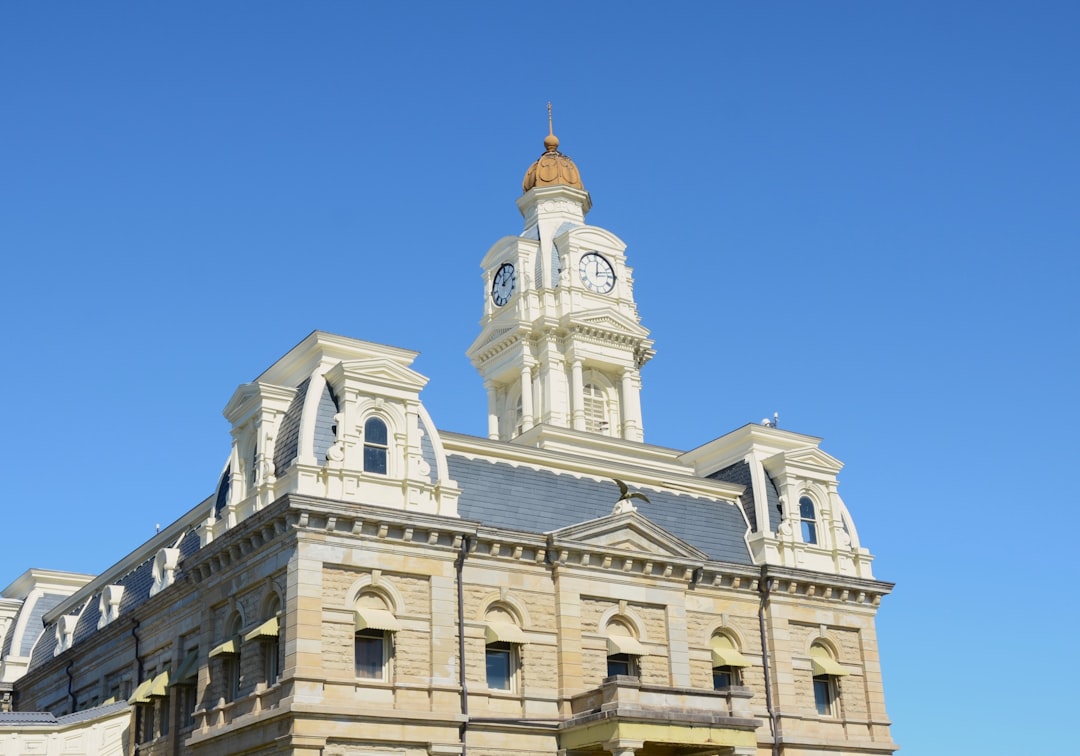 Eşme Belediyesi binası önü