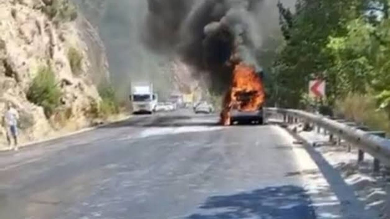 Muğla'da Seyir Halindeki Otomobil Alev Aldı!