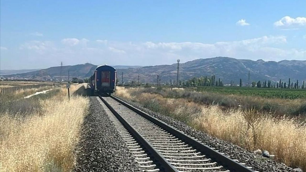 Afyonkarahisar'da Feci Kaza: Tren 'Pat Pat'a Çarptı, 1 Ölü 2 Yaralı!