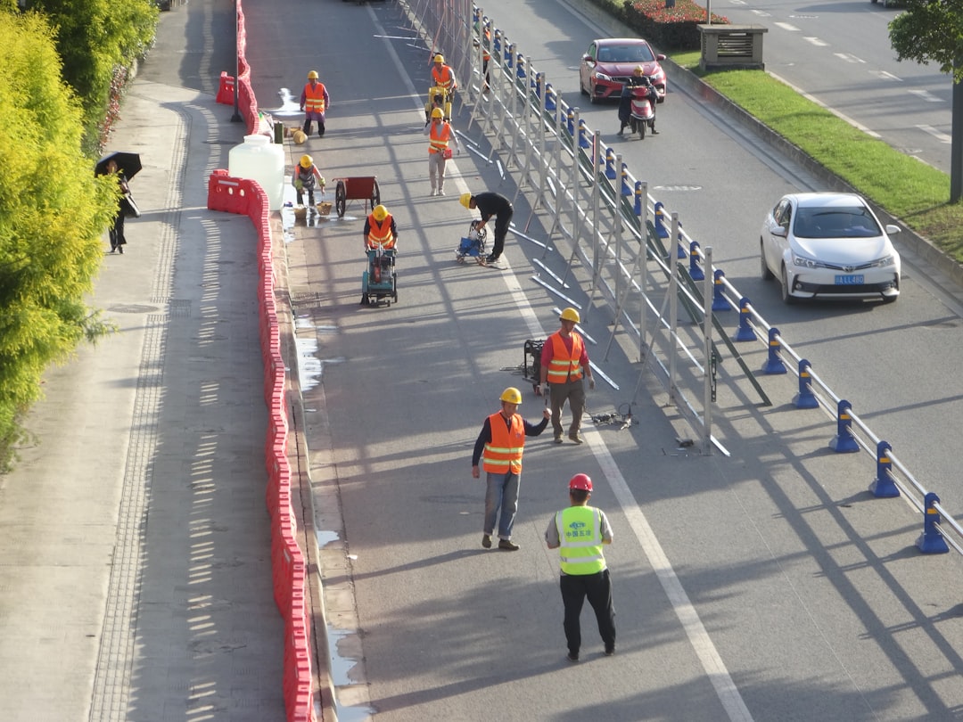 Yolcu otobüsü kazası sonrası kurtarma çalışması